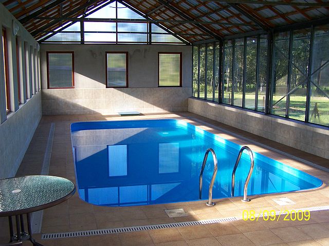 Krytý bazén se saunou a vířivou vanou
