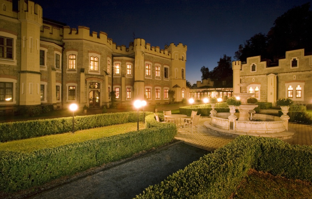 HOTEL �TEKL